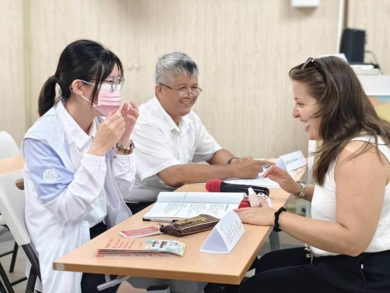 為提供國際旅客友善觀光服務，台中市觀旅局協助客運業者強化台灣好行觀光公車司機及客服人員的外語溝通能力，由英文老師實際演練觀光公車常見情境。（中市府提供）