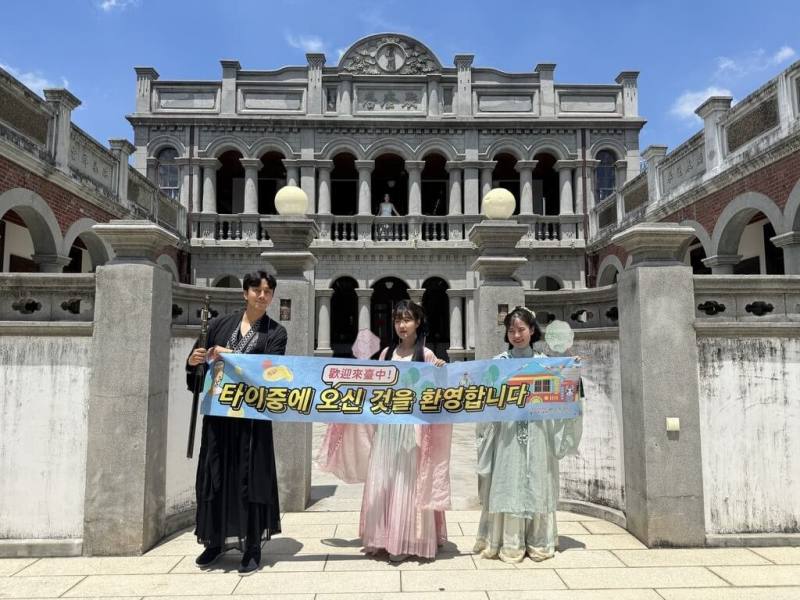 台中市觀旅局日前赴韓推廣「台中感性」魅力，與台灣虎航合作邀請韓國3名網紅深度體驗台中，參訪知名景點、品嚐在地美食，並到聚奎居體驗漢服。（中市府提供）