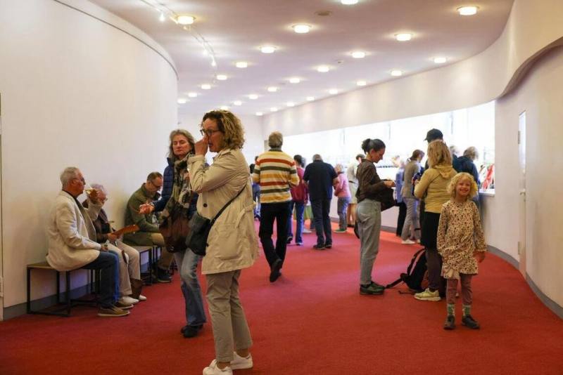 台灣FOCASA福爾摩沙馬戲團作品「苔痕」在德國威瑪德意志國家劇院演出，吸引許多當地觀眾，劇院內各年齡層觀眾齊聚等待開演。（FOCASA提供）