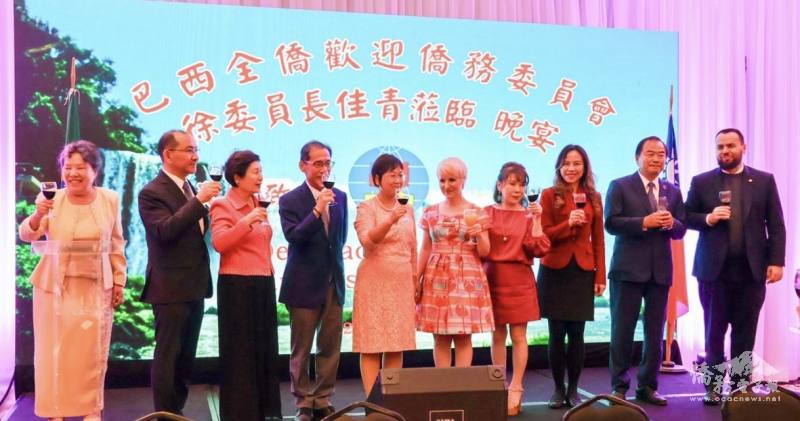 右起聖保羅州議員Gil Diniz 、僑務委員廖仁煌、朱怡靜、僑務委員陳寶玲、州議員Damaris 郭、徐佳青、廖志賢、僑務委員洪呂麗月、尤正才、聖保羅中華會館理事長斯碧瑤，一起祝大家平安幸福