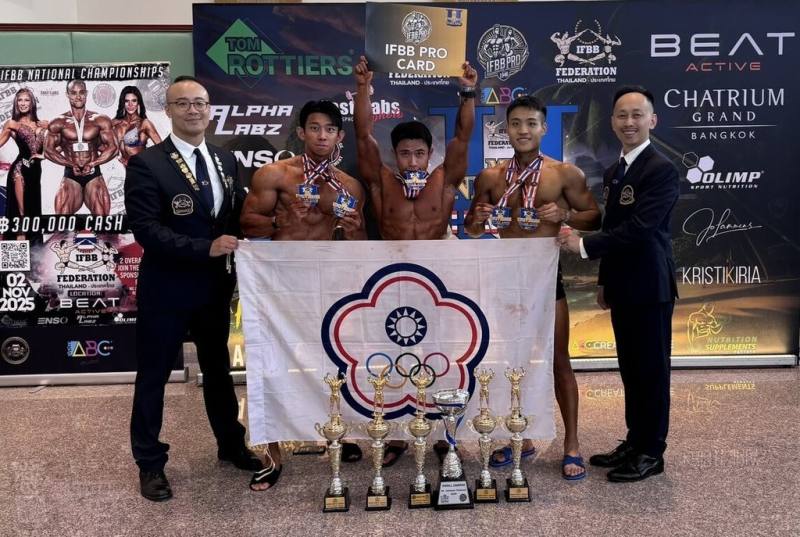 國際健美總會（IFBB）Mr.Universe環球先生國際錦標賽24日在泰國落幕，中華民國健美健身協會秘書長陳緯哲（左起）帶領國手甘祐昌、張永杰、陳至筠創下佳績。（中華民國健美健身協會提供）