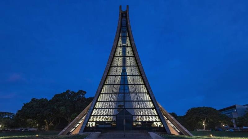 東海大學路思義教堂整修重啟後，泓弦築影照明設計團隊以「照見教堂的靈性本質」為核心，導入隱微光源、溫潤色溫與智慧燈控系統，讓教堂在黑夜裡呈現靜謐莊嚴之姿，奪下2項國際照明設計大獎。（東海大學提供）