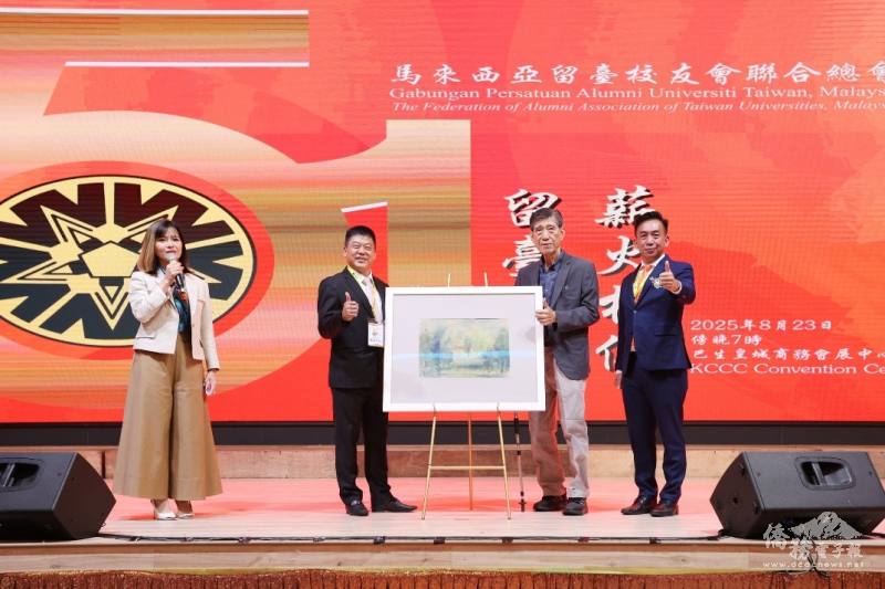 鍾金鈎博士(右2)特別捐贈的《公園晨曦》與標得者陳德來(左2)合影