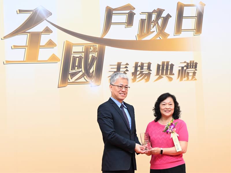 戶政績優人員頒獎-績優戶政志工吳月娥