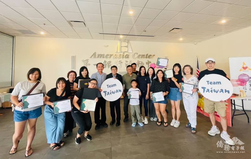 駐邁阿密辦事處處長周啟宇頒發感謝狀予貝比魯斯世界青棒錦標賽熱情後援的「奧蘭多課金組」