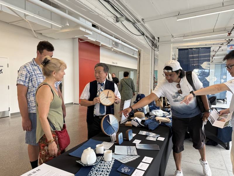 台中太平頭汴坑「太平藍」團隊由董事長葉晉玉（左3）領軍邁向國際，在加拿大台灣節多倫多湖濱中心設置大型「藍色足跡：多元文化的交織」展區，吸引眾多目光。