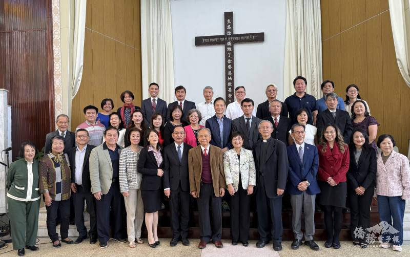 徐佳青（前排右6）和牧師、長執、僑社代表合照
