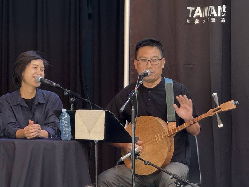 台灣「農村武裝青年樂團」團長阿達（江育達）（右）及妻子俐君（左）參加加拿大台灣節講座。