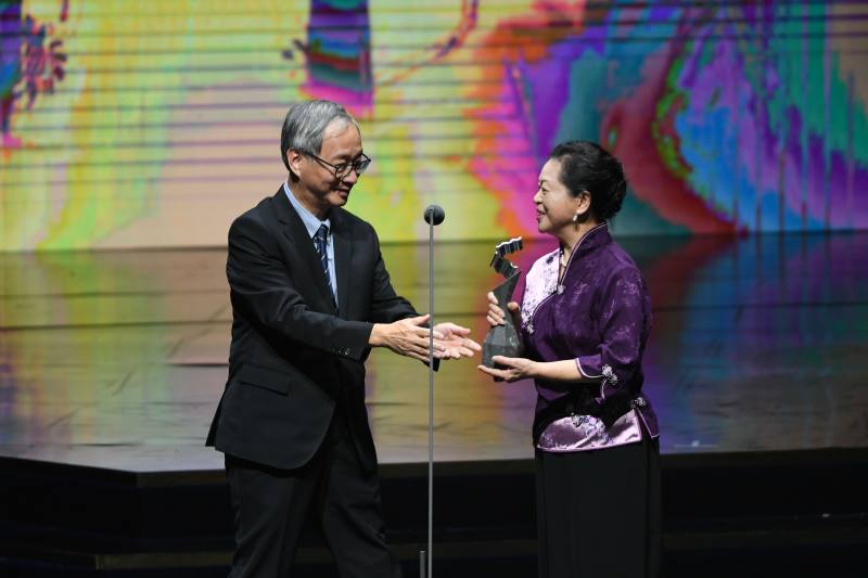 Minister Li Yuan (left) presented the Special Contribution Award to nanguan artist Linwu Su-hsia (right)