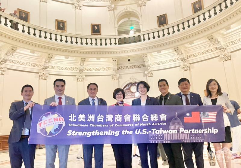 白越珠與陳世修代表總會前往德州州政府，捐贈善款 200,000 美元。同時，蕭依芳也代表中華民臺灣政府捐贈 350,000 美元