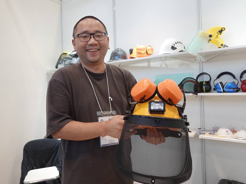 「第61回JAPAN DIY HOMECENTER SHOW 2025」21日至23日在幕張展覽館舉行，是日本規模最大的業界展會。玄妮安全股份有限公司帶來客製化頭盔，不僅可以提供伐木業等專業使用，也符合日本重視防災的趨勢。