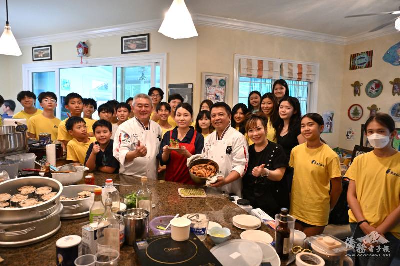 FASCA Raleigh 洛麗分會22位學員與臺灣國宴大廚潘岱儒、分會導師陳翰儀、客家料理名廚詹志強、和大廚助手許惠玲合影(前排由左至右)