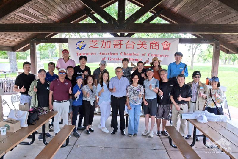芝加哥臺美商會會長蘇琪雯、駐芝加哥辦事處處長類延峰與工作人員合影留念