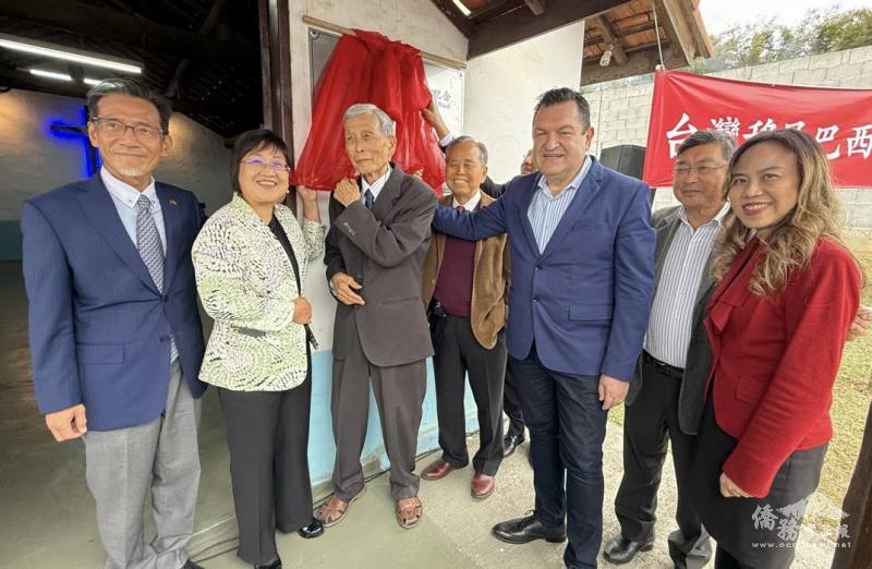 左起廖志賢、徐佳青、六家族代表紀文雄、劉學琳、尤正才、慕義市長代表 Claudio Costa、市議員Pedro Komura、朱怡靜一起揭紀念牌