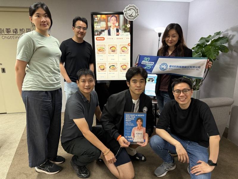 「AI Amaze 慧星大使」是結合語音、圖像辨識、影片跳點回答、多語言對話等技術的智慧代理人平台，圖為在台北的研發團隊。