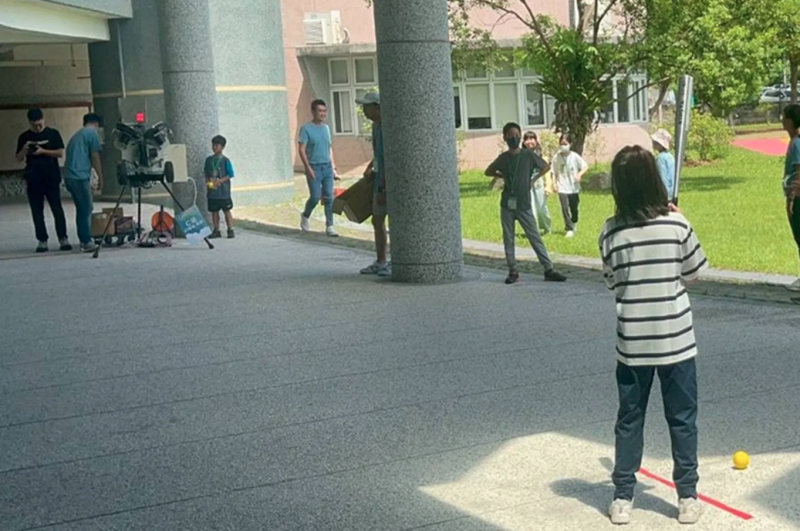工研院與慈濟基金會舉辦公益兒童科技體驗營，在「AI棒球樂園」關卡中，孩童以AIoT棒球打擊服務系統，體驗AI棒球打擊練習，透過感測數據判斷揮棒力道與擊球角度，即時觀看個人打擊數據與球速分析。