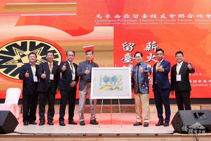 鍾金鈎博士(左4)特別捐贈的《臺北公園之春》與標得者拿督斯里陳榮洲(右3)合影