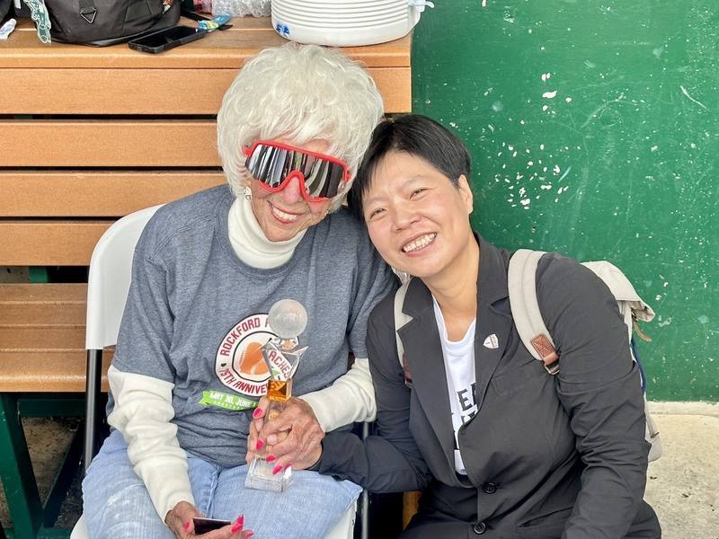 無任所大使劉柏君（右）向前全美女子職業棒球聯盟傳奇球員布萊爾致贈獎盃，致敬她對女性棒球的貢獻。圖攝於8月24日。