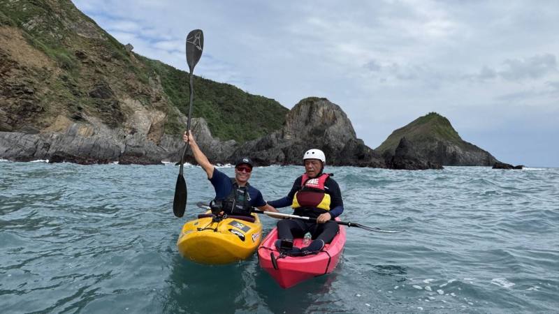 國際主角佩德羅.奧力瓦(Pedro Oliva)以舟會友，與「鯖魚迴家」獨木舟冒險計畫發起人 、日月宮總幹事廖大瑋交流，了解南方澳特色及臺灣多采多姿的海洋信仰