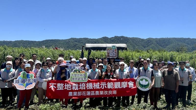 活動圓滿成功，與會農友及研究團隊合影留念