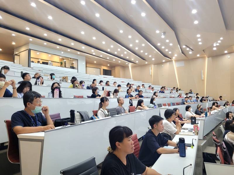 與會人員聆聽分享