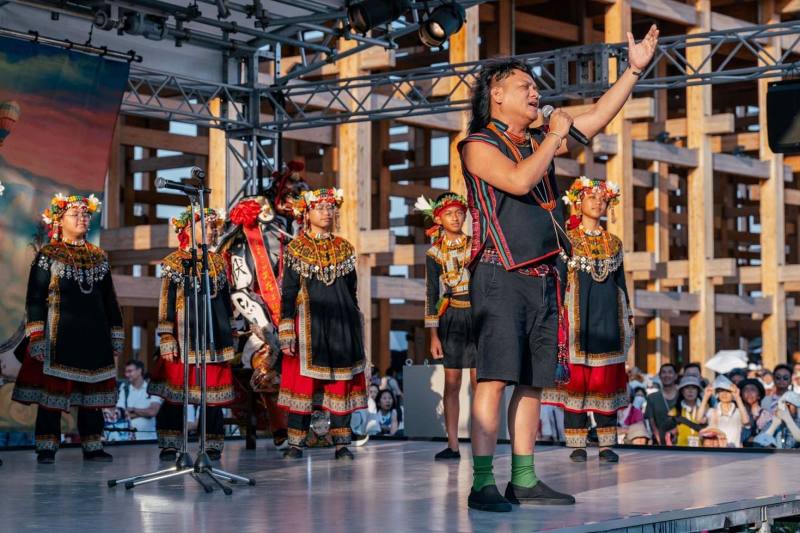 桑布伊（前）與「希望兒童合唱團」共同呈現天籟美聲「來自遠古的祝福：獻給天地」