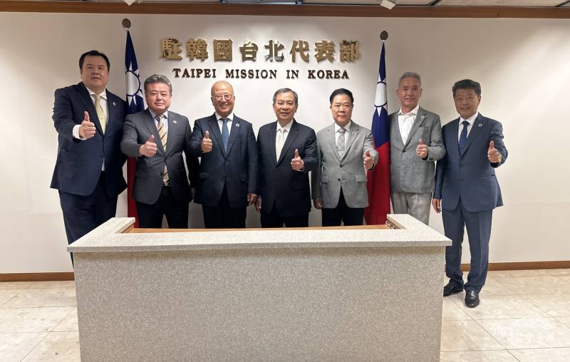 駐韓代表丘高偉與韓國中華總商會合影