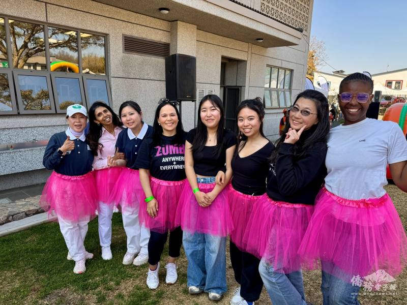 南非華人婦女會會長曾正馨(右2)帶領姊妹們彩排舞曲