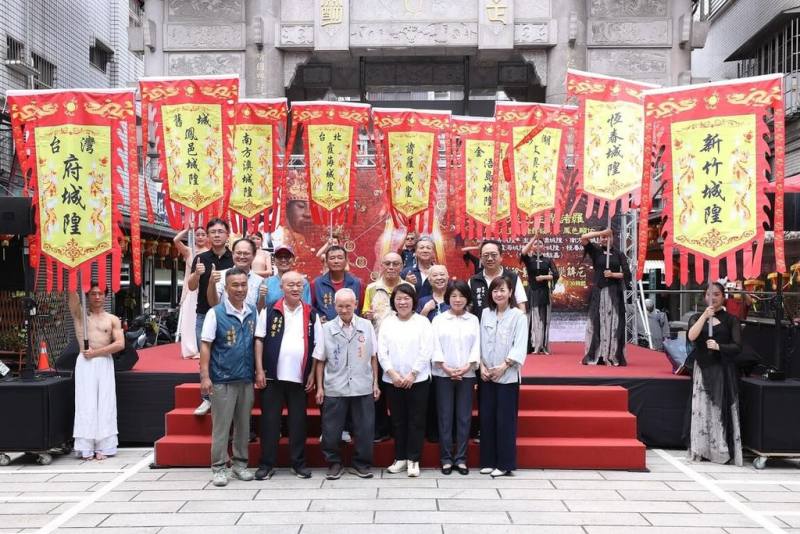 嘉義市年度宗教文化慶典「2025城隍夜巡諸羅城」9月22日將盛大登場，全台城隍9聖將齊聚諸羅城，嘉義市長黃敏惠（前右3）等人27日出席記者會，邀全民共襄盛舉