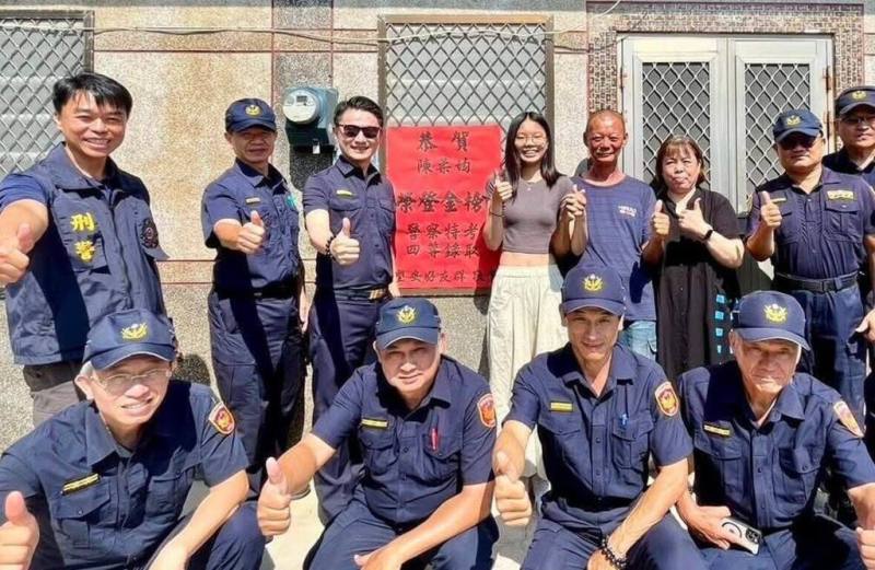 澎湖望安國小廚工兼分局廚娘侯瑞萍的女兒陳柔均（後右5），自小協助媽媽料理餐食，最難得自已靠著半工半讀，自修通過四等行政警察特考，未來也是警察一份子，望安分局長黃一航27日率官警至家中貼榜祝賀，盛讚其為自己爭光的勵志故事