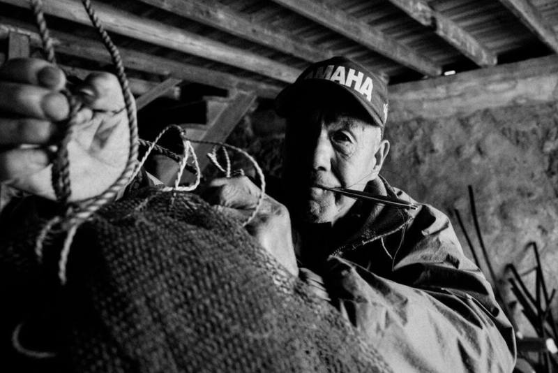 2025馬祖國際藝術島主題展覽「十人十海」將在南竿馬祖民俗文物館呈現，攝影家張良一作品「人、海、漁群像」，以紀實手法捕捉馬祖島民與海共生的勞動現場與身體記憶