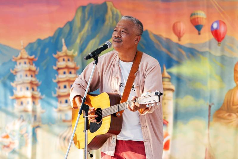 金曲歌王謝銘祐唱出「咱講的話：阿母的話」，舞台背板隱藏驚喜彩蛋，臺灣國旗也成為其中一顆臺東最受歡迎的熱氣球