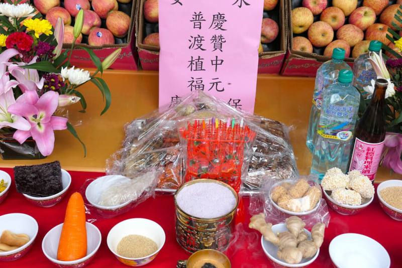 近日不少民眾準備豐盛供品參與中元普渡，營養師提醒應注意妥善保存祭拜後供品，否則可能成為細菌孳生溫床