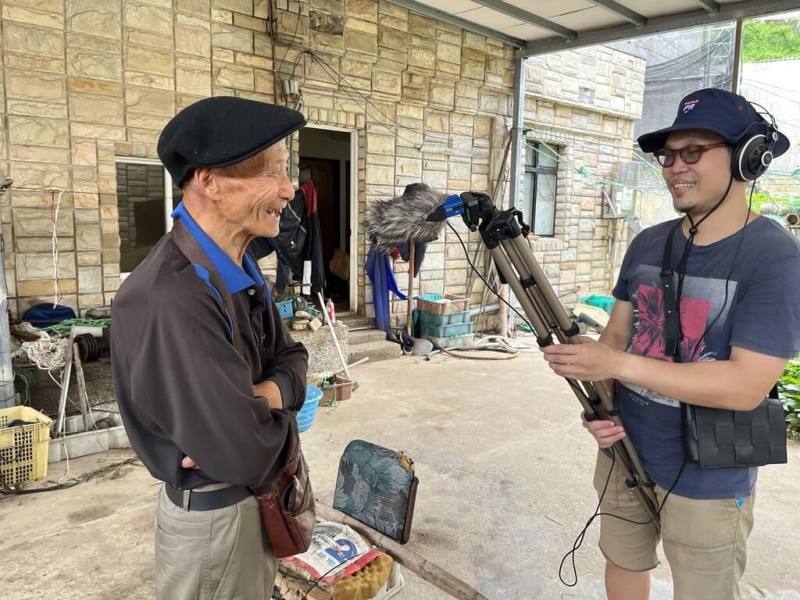 2025馬祖國際藝術島主題展覽「十人十海」將在馬祖民俗文物館登場，展出作品包含， 聲音藝術家張子霽（右）推出沉浸式聲景作品「有潮室」，讓觀者以聽覺感知這片海洋承載的日常與歷史