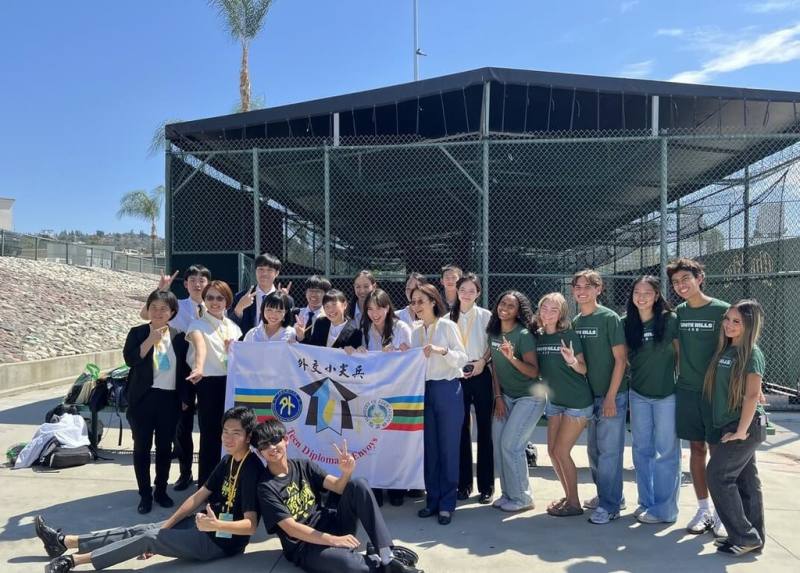 外交部與教育部合辦「外交小尖兵」訪問團，10名台灣高中生赴洛杉磯，參訪South Hills高中，與美國高中生交流