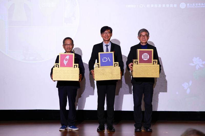 「匠心臺灣 百年新藝」MIT × 故宮聯名專區正式啟動，左起為中衛發展中心謝明達董事長、產業發展署邱求慧署長、國立故宮博物院黃永泰副院長