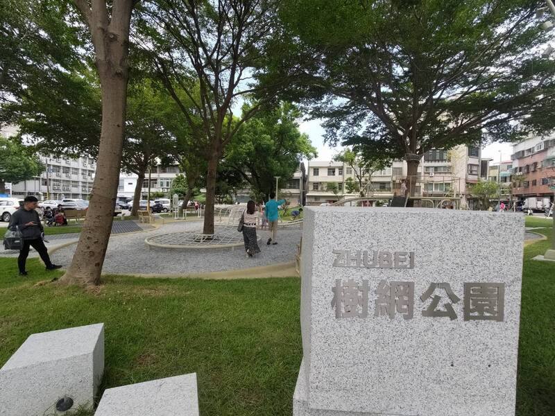 新竹縣竹北市「樹網公園」27日正式啟用，除提供小朋友遊憩，同時也顧及長者需求，整體設計採統一色系，搭配自由曲線的環狀步道與曲線造型的休憩椅，營造簡約空間氛圍