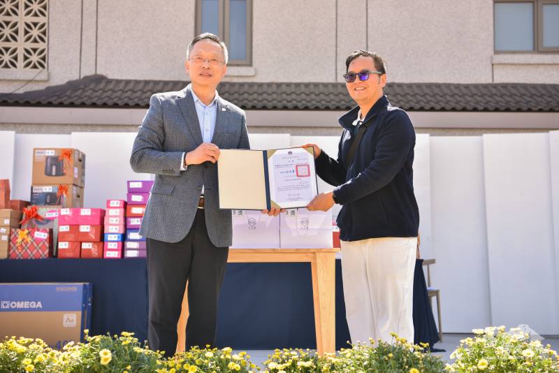 廖文哲代表僑務委員會委員長徐佳青頒發僑務促進委員聘書予黃騰緯