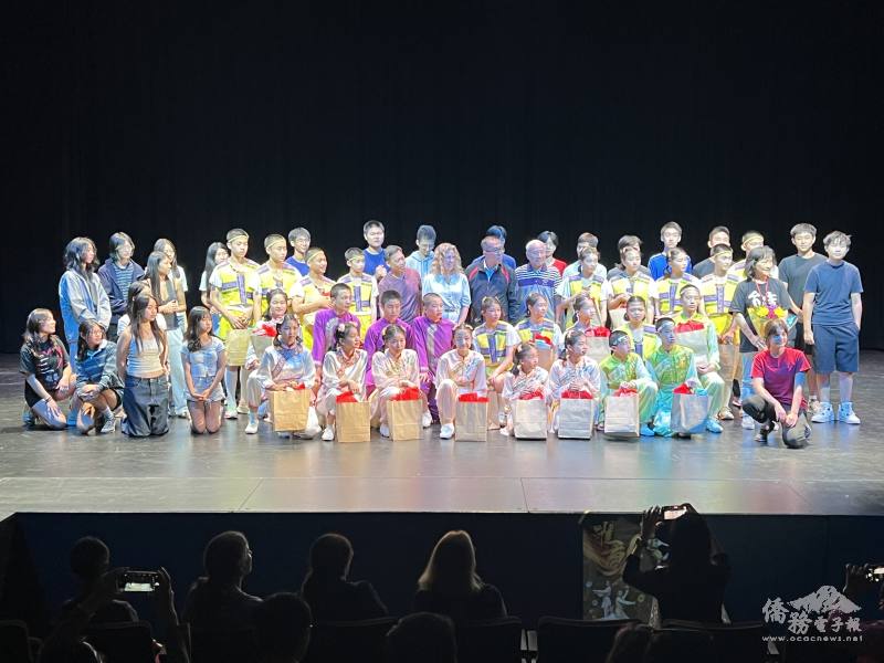 兩校校長及學生合影