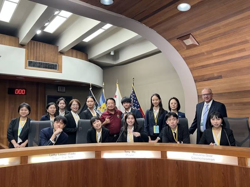 外交部與教育部合辦「外交小尖兵」訪問團，10名台灣高中生赴洛杉磯，參訪西柯汶納市市政府、拜會市長吳桐淮