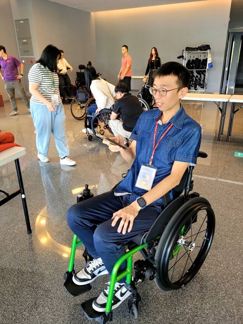 學員透過軟體以手機遙控電輪