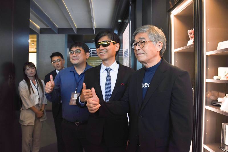 體驗MIT與故宮聯名產品「GENTLE 青花龍紋眼鏡」，由左至右_艾德國際黃志昌總經理、產發署邱求慧署長、故宮博物院黃永泰副院長