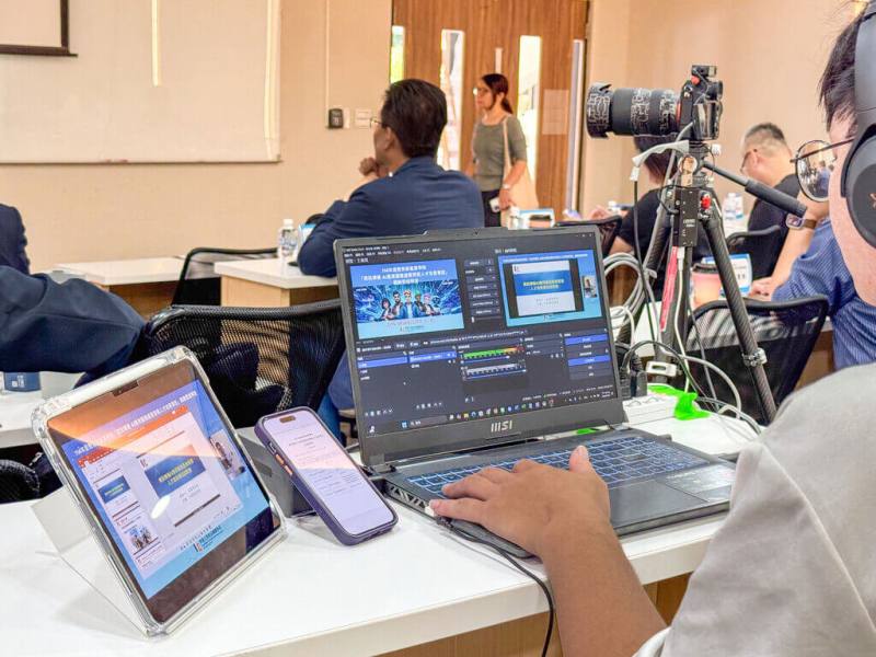 世新大學27日發布新聞稿，透過教育部114年度「產業學院計畫」設立資訊傳播AI應用服務產業實務人才培育專班，以半師徒制的教學模式，讓學生快速適應職場需求，提升就業競爭力