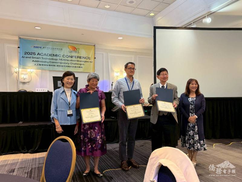 致贈講者感謝狀，感謝其專業分享