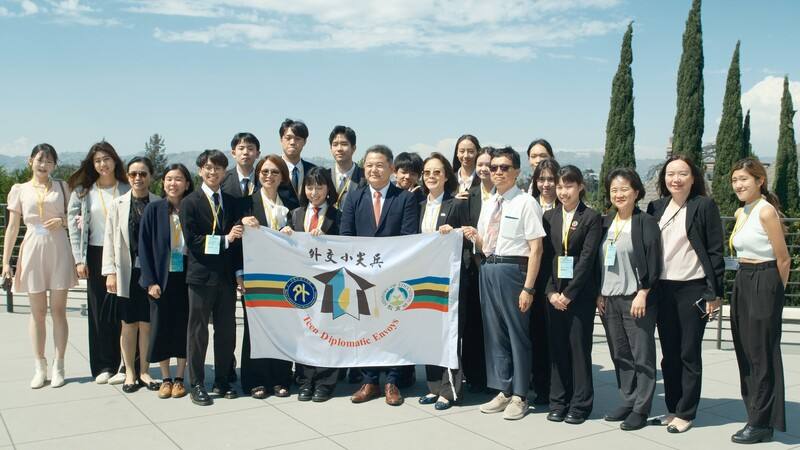 駐洛杉磯台北經濟文化辦事處長紀欽耀（前排正中）接待「外交小尖兵」訪問團10名台灣高中生
