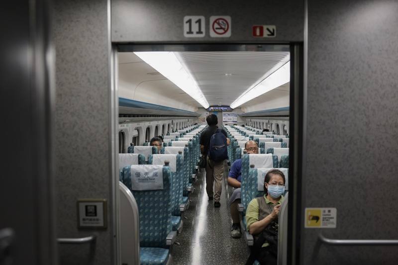 台灣高鐵將取消提前乘車彈性機制。圖為民眾搭乘高鐵