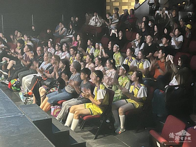 觀眾給予表演者掌聲不斷