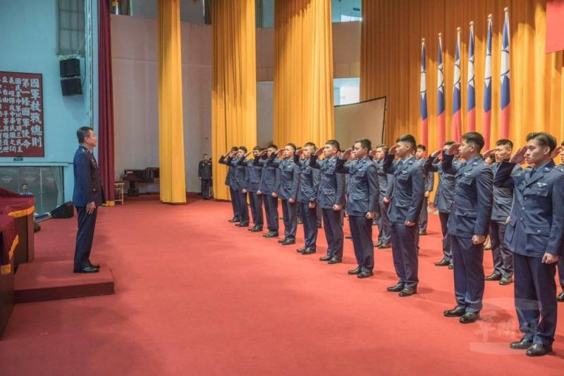 鄭司令期許學員堅持夢想，傳承空軍優良傳統