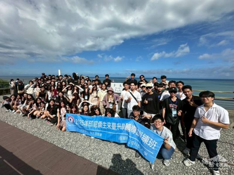 2025印輔班學員在多良火車站前合影留念