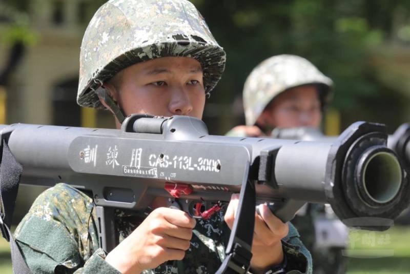 入伍生於課程中實施分組模擬訓練，熟悉紅隼火箭彈操作
